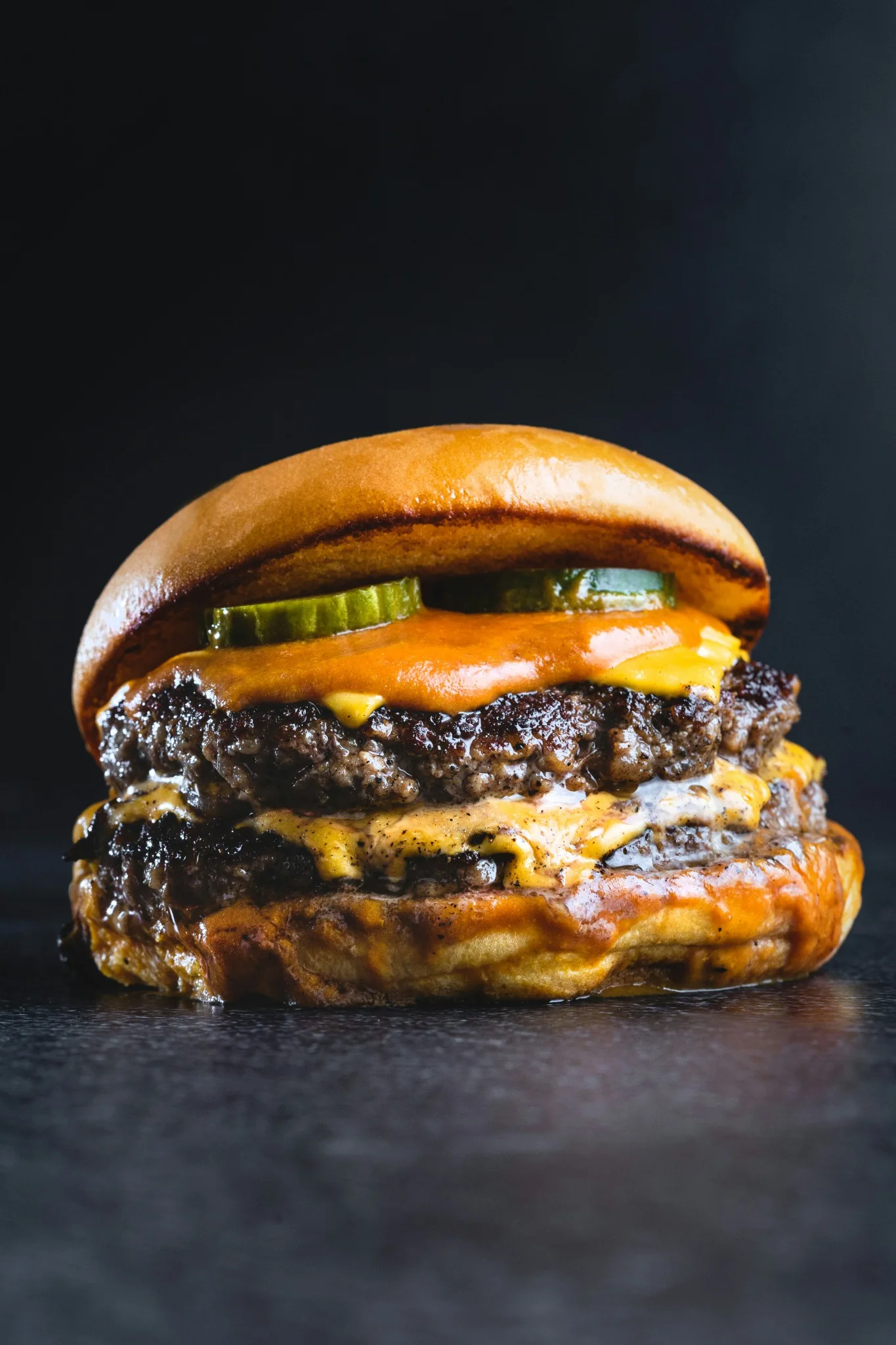 Double smash burger με λιωμένο cheddar και pickles